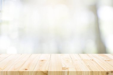 Kafenin arka tarafındaki mevcut ürün için boş ahşap masa