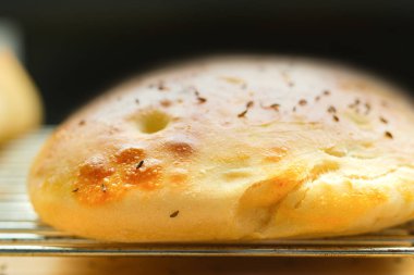 Izgarada fırından taze taze ekmek.