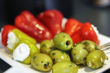 Taze süslenmiş yeşil zeytin ve kırmızı noktalı biber