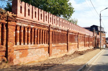Manastırın eski tuğla duvarının manzarası