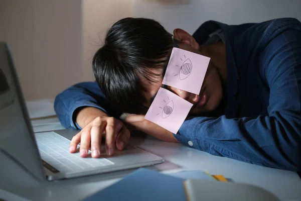 Agotado Joven Adicto Trabajo Cansado Con Los Ojos Pintados Pegamento — Foto de Stock