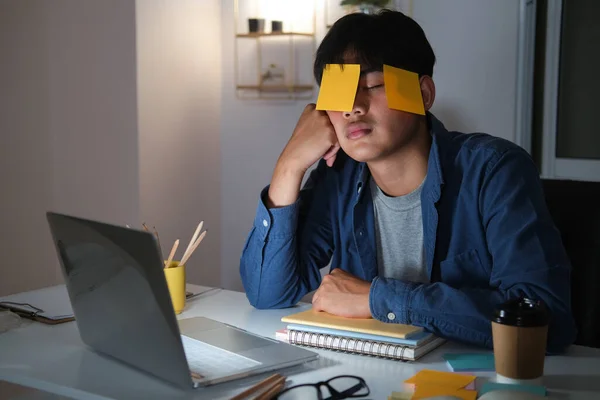 Esausto Stanco Maniaco Del Lavoro Giovane Con Nota Appiccicosa — Foto Stock