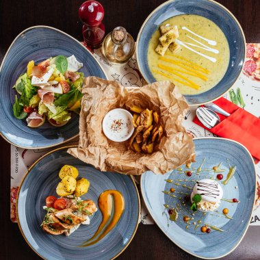 Sebze, bitki ve soslu ızgara hindi filetosu.