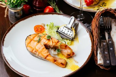 Sebze ve soslu ızgara balık.