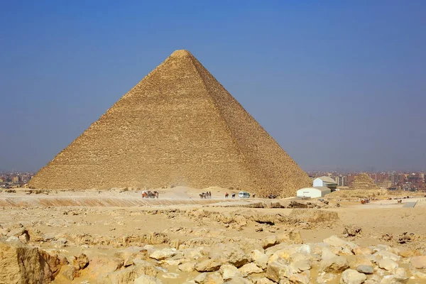 Αιγυπτιακή Πυραμίδα Και Τοπίο Της Γκίζας Κάιρο Πόλη Μπλε Ουρανό — Φωτογραφία Αρχείου