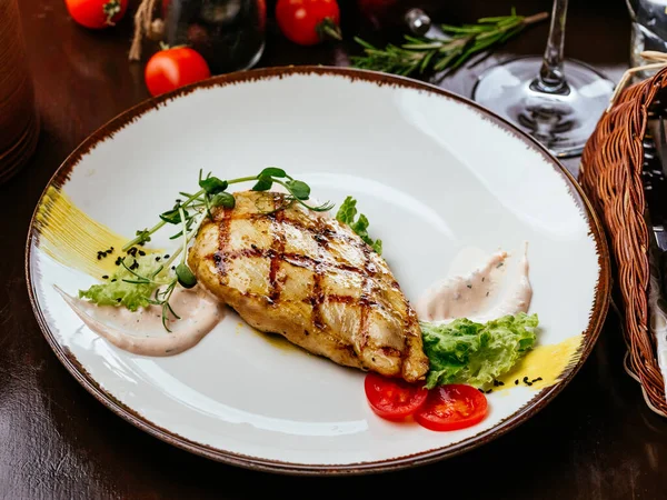 Sebze, bitki ve soslu ızgara hindi filetosu.