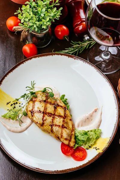 Sebze, bitki ve soslu ızgara hindi filetosu.