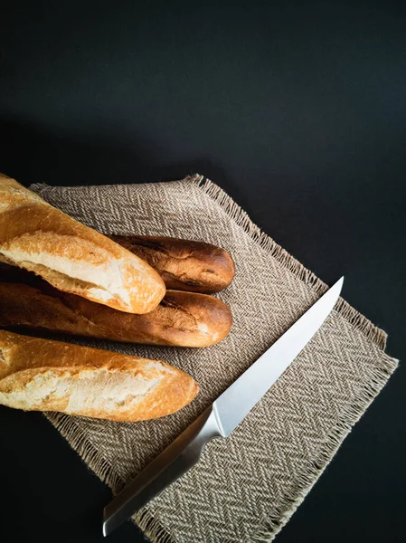 Baguettes Leżą Serwetce Czarnym Tle Nożem — Zdjęcie stockowe