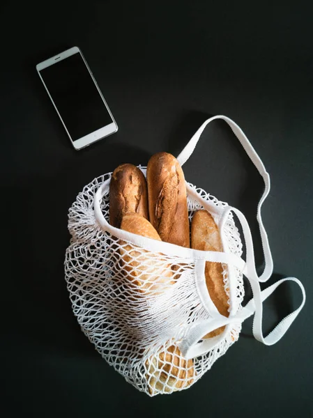 Vista Superior Una Baguette Una Red Doméstica Una Pantalla Teléfono —  Fotos de Stock