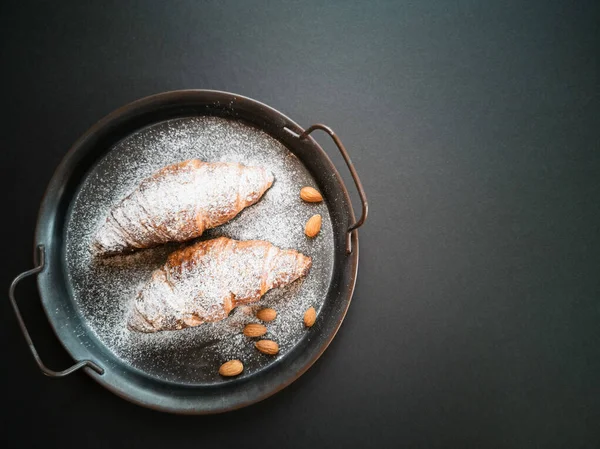 Bovenaanzicht Van Croissants Een Dienblad — Stockfoto