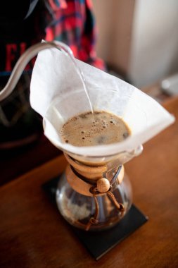 Sıcak su dökülen kahveye dökülüyor.