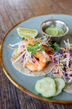 Sahildeki taco dükkanında karidesli taco.