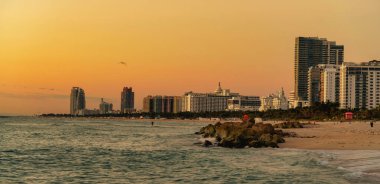Günbatımında şehir silüeti Miami Florida Panorama gökyüzü rengi