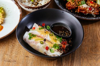 Asya mutfağı, salatalar, çorbalar, atıştırmalıklar, suşi, sıcak yemek.