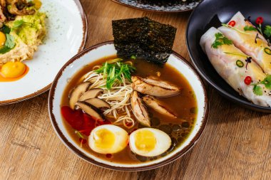 Asya mutfağı, salatalar, çorbalar, atıştırmalıklar, suşi, sıcak yemek.