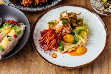 Asya mutfağı, salatalar, çorbalar, atıştırmalıklar, suşi, sıcak yemek.