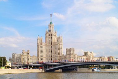 Moskva Nehri 'nden Moskova' daki Stalin gökdeleninin manzarası