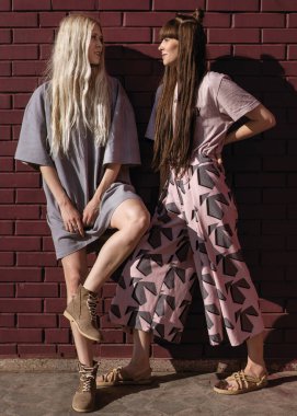 Gün batımında tarlada yatan iki güzel ikiz kız.