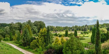 Kyiv, Ukrayna 07.09.2020. Feofaniia Park ve Ukrayna 'nın başkenti Kyiv' deki St. Panteleimon Katedrali güneşli bir yaz gününde