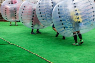 Gençler sokakta top oynuyorlar.