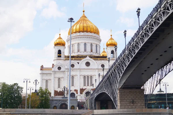 Вид Церкву Річки Під Мосту — стокове фото