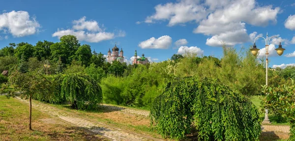 ウクライナのキエフ07 2020 晴れた夏の日には ウクライナのキエフにあるフェオファニア公園と聖パンテレモン大聖堂 — ストック写真