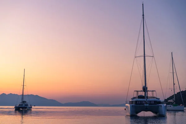 Yacht Con Bandiera Greca Nel Mar Mediterraneo Alba Rosa — Foto Stock