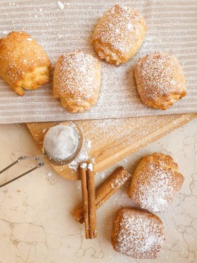 Tarçınlı kurabiye ve tarçın çubuğu ve şeker tozu düzleştirilmiş.