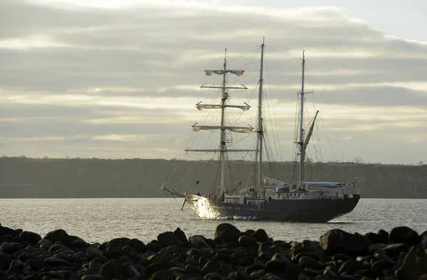 Mary Anne Voor Anker Met Baltra Island Achtergrond North Seymour — Stockfoto