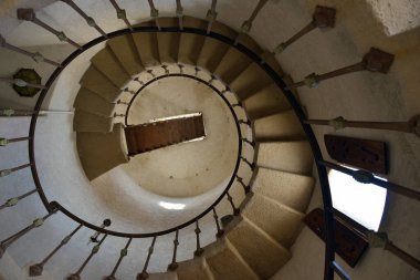 Ölüm Vadisi Ulusal Parkı, Kaliforniya 'daki Scotty' nin Kalesi 'ndeki sarmal merdiven.