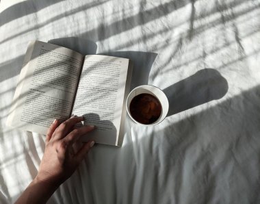 Beyaz arkaplan içinde kahve olan açık bir kitap