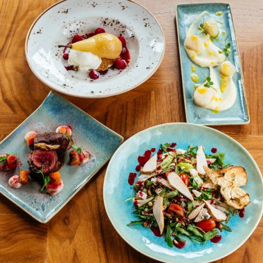 Sebzeli ızgara biftek, sos, otlar..