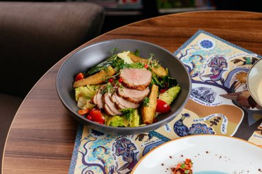 Sebzeli ızgara biftek, sos, otlar..