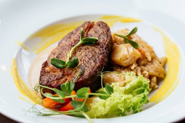 Sebzeli ızgara biftek, sos, otlar..