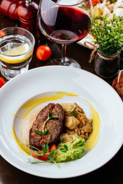 Sebzeli ızgara biftek, sos, otlar..