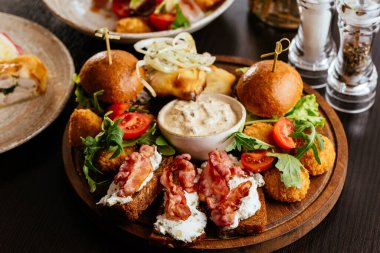 Patatesli Amerikan burgeri, sos, aperatif.