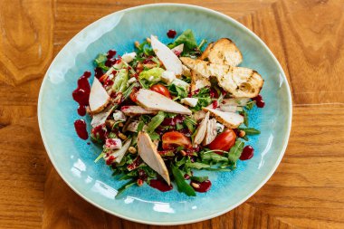 Koyu arka planda İtalyan yemekleri makarna, pizza, üst manzara, polis