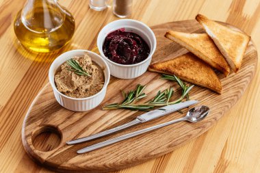 Koyu arka planda İtalyan yemekleri makarna, pizza, üst manzara, polis