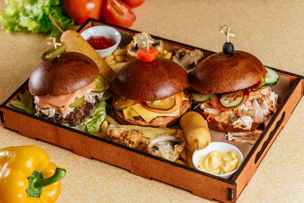 Amerykański Burger Ziemniakami Sosem Przekąskami — Zdjęcie stockowe