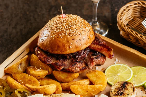 Hamburguesa Americana Con Patatas Salsa Bocadillos —  Fotos de Stock