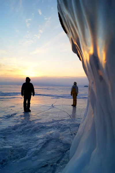 Ein Mann Und Ein Mädchen Bei Sonnenaufgang Auf Dem Eis — Stockfoto