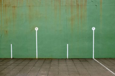 Duvarlı yeşil spor sahası