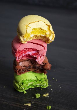 Mutfakta renkli makaronlar var.