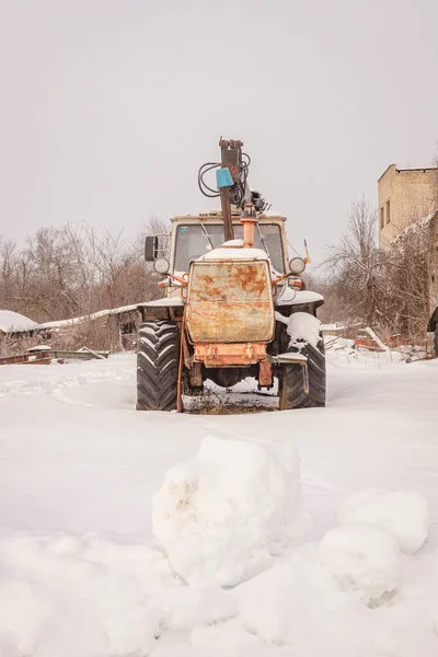 Staré Rezavé Opuštěné Traktory Zasněžené Zimě — Stock fotografie