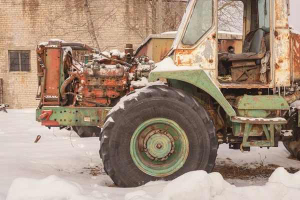 Staré Rezavé Opuštěné Traktory Zasněžené Zimě — Stock fotografie