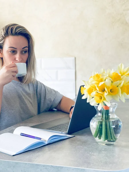 Kadın Bilgisayarda Çalışıyor Kahve Içiyor — Stok fotoğraf