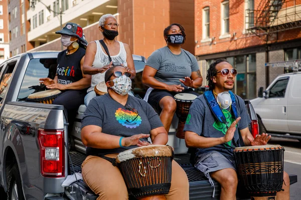 Group Black Protesters Drum Back Moving Truck Bed — Stock Photo, Image