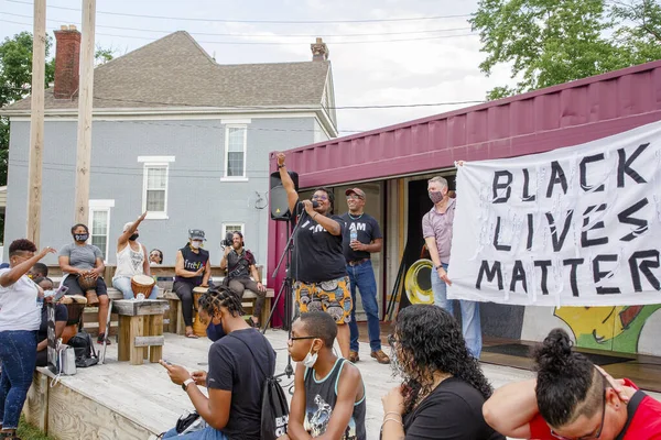 Kobieta Stoi Scenie Black Lives Matter Protetest Mikrofonem — Zdjęcie stockowe