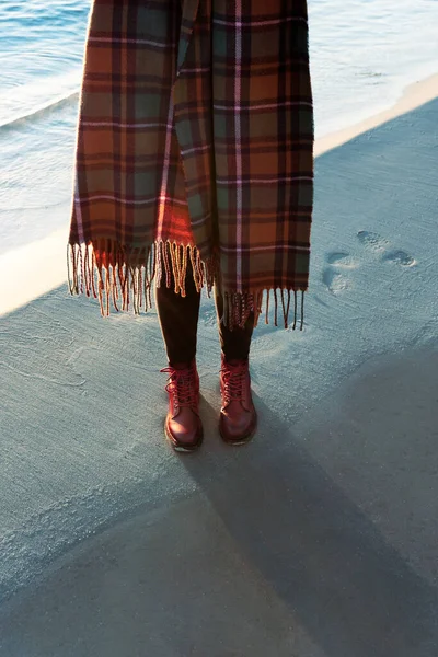 Vrouw Met Rode Laarzen Tartan Sjaal Het Strand — Stockfoto