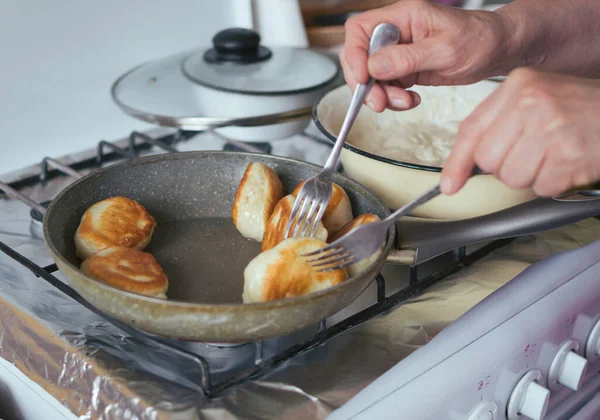 Eller Çatalla Tavada Donut Çevirir Bir Kase Hamur Ocakta — Stok fotoğraf